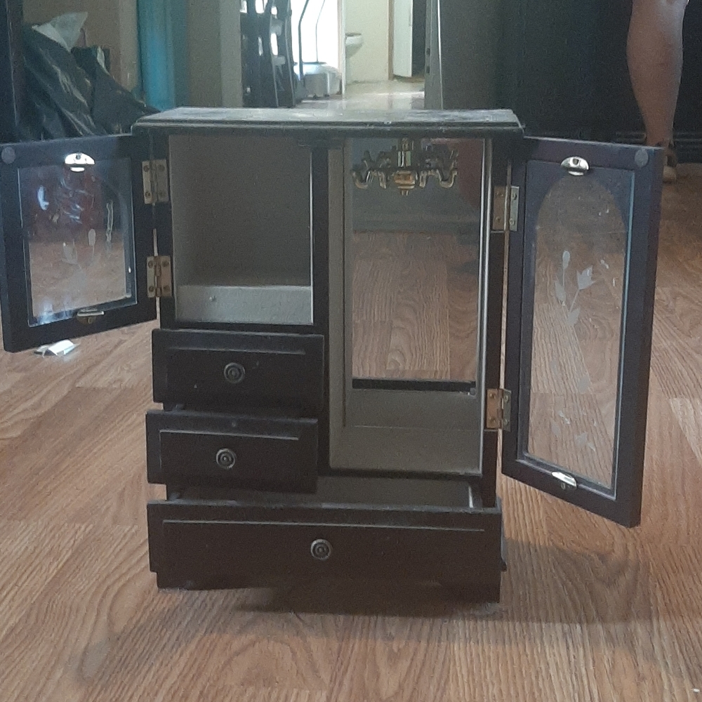 Jewelry box
